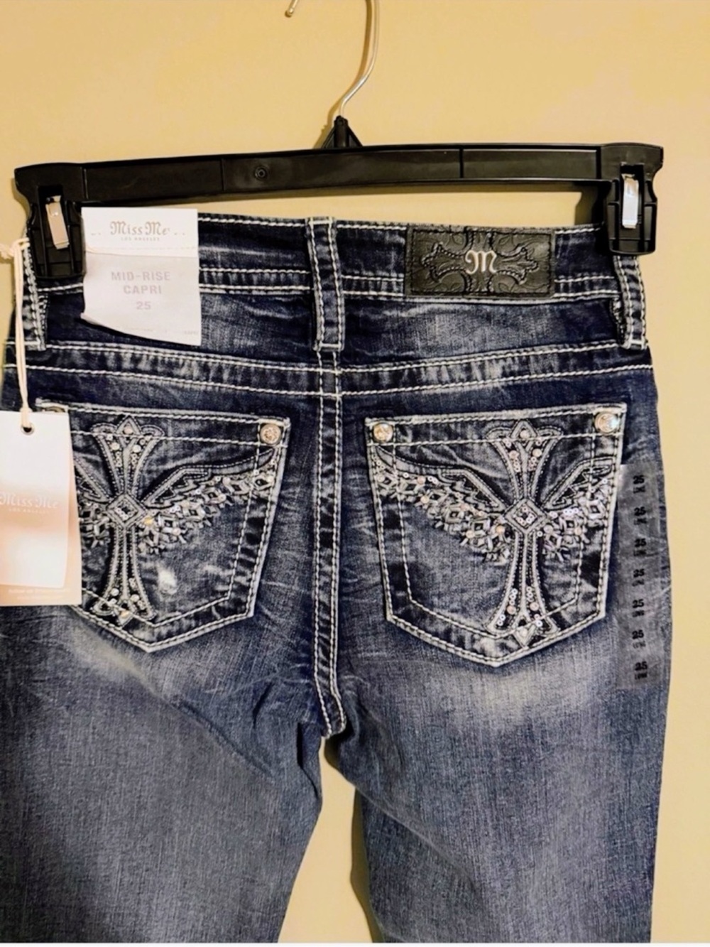 New With Tags Vintage Y2K Miss Me Mid-Rise Capri Jeans Embellished Pockets 24”